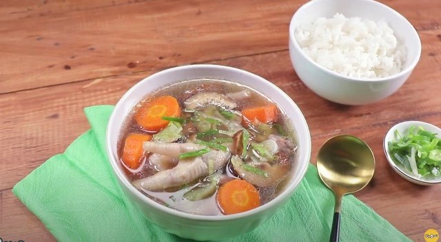 Sup kolagen ini dibuat dengan empat langkah saja. Seperti apa? Yuk, simak cara buatnya. (Foto: Dok. Endeus TV)