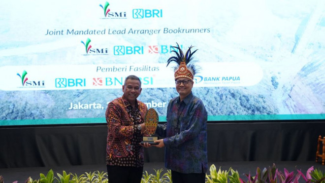 Direktur Wholesale & Institution Business BRI Agus Noorsanto (kiri) bersama Direktur Jenderal Bina Marga Rachman Arief Dienapitra (kanan) dalam Penandatanganan Perjanjian Pembiayaan Sindikasi. (Foto: Dok. BRI)