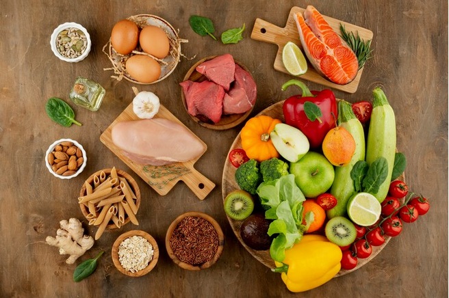 Asupan makanan dengan sumber vitamin D seperti ikan berlemak (salmon, tuna, makarel), telur, susu dan produk susu yang difortifikasi, jamur untuk meningkatkan daya tahan tubuh. Ilustrasi Freepik