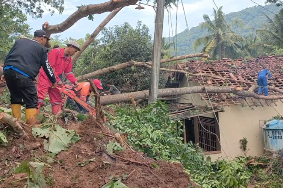 Longsor di Kulon Progo, Rumah Warga Rusak dan Akses Jalan Tertutup