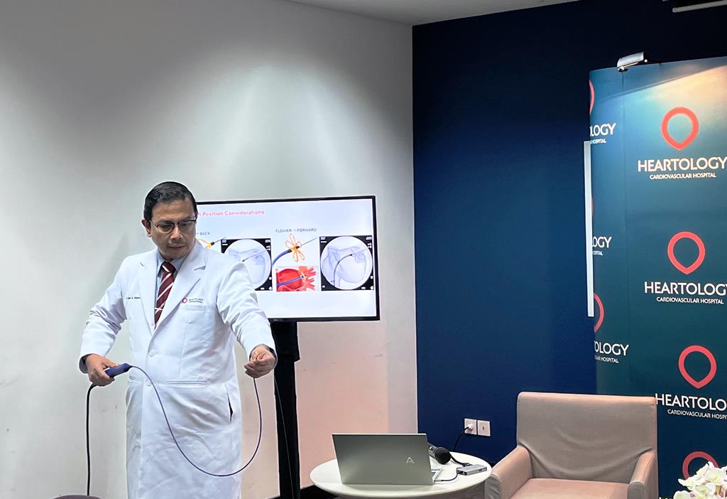 dr. Sunu Budhi Raharjo, Sp.JP(K) sedang memeragakan metdoe Pulsed Field Ablation. Dok. A. Firdaus/Medcom