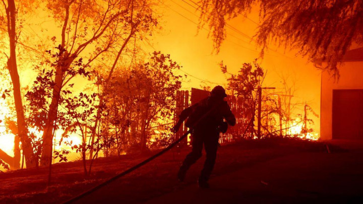 Kobaran Api Makin Besar, 100 Ribu Orang di Los Angeles Mengungsi