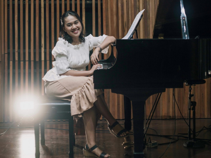 Fay Fairus Siapkan Album Perdana untuk Jadi Teman di Kala Senja