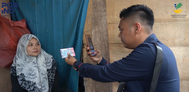 Kantorpos Salurkan Bansos PKH dan Sembako di Batam secara <i>Door to Door</i> dan Langsung, Tuai Apresiasi KPM