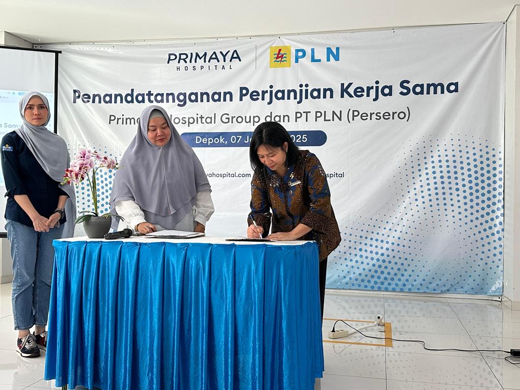 Penandatanganan perjanjian yang diwakili oleh Leona A. Karnali selaku Chief Executive Officer Primaya Hospital Group dan Iin Infriyani Fitria selaku Vice President Pelayanan Human Capital Jawa Madura dan Bali – PT PLN (Persero). Dok. Ist