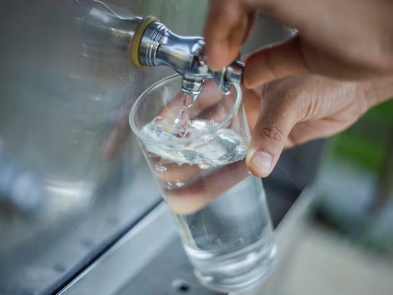 Minum lebih banyak air bisa membantu mencegah infkesi saluran kemih dan mengendalikan diabetes, meski tidak begitu signifikan. Ilustrasi Freepik