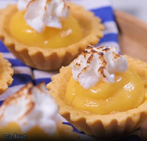 Yakin enggak mau coba buat mini lemon meringue pie? Enak loh, kuy coba sendiri! (Foto: Dok. Endeus TV)