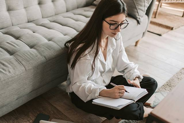 Ada berbagai penyebab mata minus semakin parah salah satunya terlalu lama menatap layar ponsel atau laptop. (Foto: Ilustrasi/Dok. Pexels.com)