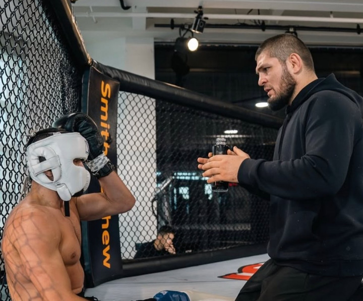 5 Fakta versi Khabib Nurmagomedov yang Viral Diusir dari Pesawat FlyFrontier