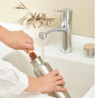 Botol minum yang dapat digunakan kembali bisa mengandung bakteri hingga 40.000 kali lebih banyak dibandingkan dengan dudukan toilet rata-rata. Ilustrasi Freepik