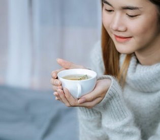 Minuman sehat seperti air lemon hangat, susu kunyit, serta teh hijau adalah beberapa minuman pagi agar kulit bercahaya yang patut kamu coba.Ilustrasi-Freepik