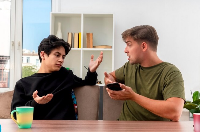 Komunikasi yang Sehat jadi Fondasi Penting antara Orang Tua dan Anak Remaja