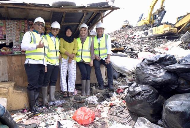 Stafsus Gibran Pantau Efektivitas Program Mekaar di TPST Bantargebang