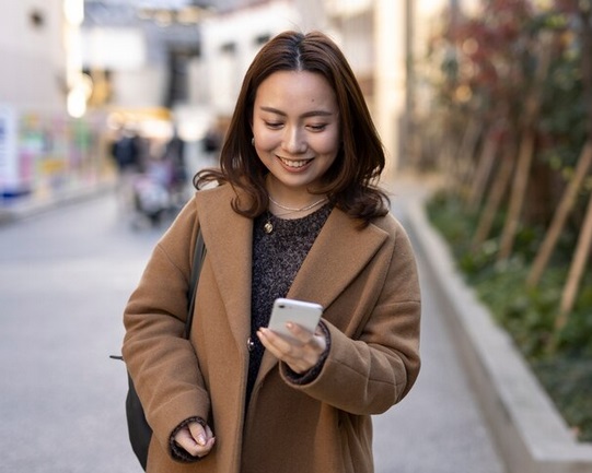 Hubungan parasocial dapat memberikan pemenuhan emosional, seperti pengelolaan suasana hati, kenyamanan, serta inspirasi dari figur yang dikagumi. Ilustrasi Freepik
