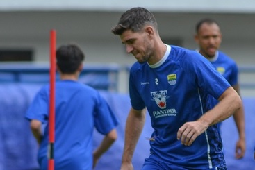 Bek Nick Kuipers Absen Bela Persib Lawan Dewa United
