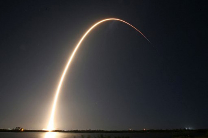 SpaceX Luncurkan Wahana Penjelajah Bulan Milik AS dan Jepang