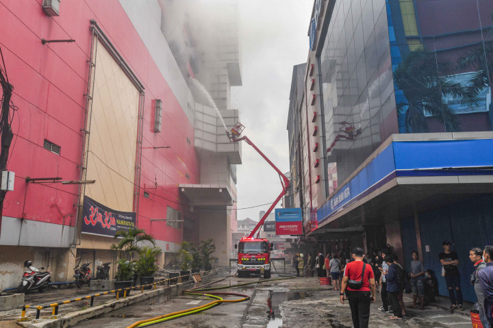 Lima Orang Dilaporkan Hilang dalam Kebakaran Glodok Plaza