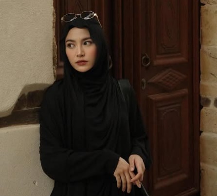 Simpel dan Elegan, Ini Tips Pakai Pashmina Meleyot Ala Mahalini