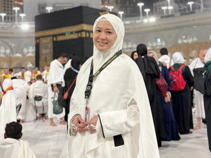 Okie Agustina Terharu Berangkat Umrah Dibiayai Kiesha Alvaro