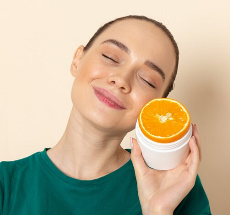 Serum vitamin C merupakan skincare untuk mencerahkan dan memperbaiki warna kulit. (Foto: Ilustrasi. Dok. Freepik.com)