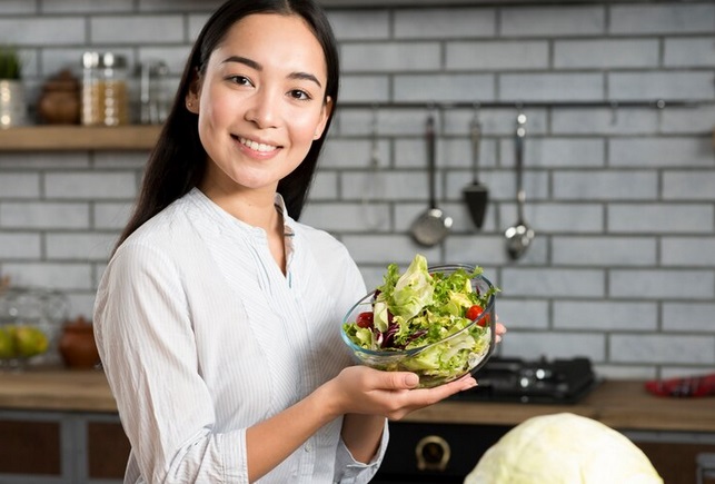 Ada beberapa cara mudah untuk menggabungkan makanan sehat dan suplemen untuk memenuhi kebutuhan harianmu. Ilustrasi Freepik