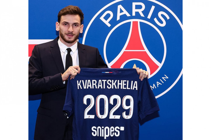 PSG Resmi Gaet Khvicha Kvaratskhelia dari Napoli