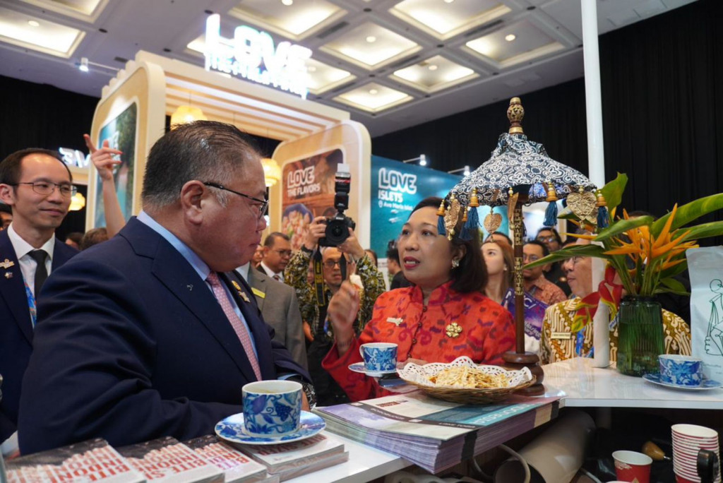 Deputi Bidang Pemasaran Kemenpar, Ni Made Ayu Marthini bersama Konsul Jenderal Indonesia di Johor Bahru, Sigit Suryantoro Widiyanto di Travel Exchange (Travex) ASEAN Tourism Forum (ATF) 2025. Dok. Kemenpar