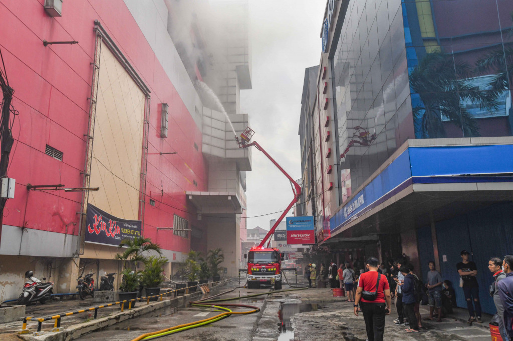 Suasana di TKP usai kebakaran besar di Glodok Plaza. MI/Usman Iskandar