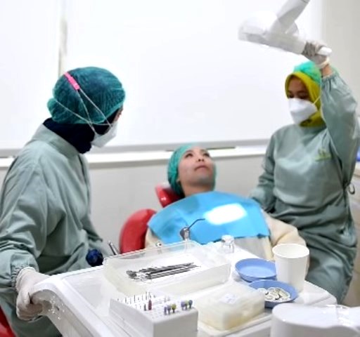 Simak manfaat memeriksakan kesehatan gigi dan gusi secara rutin. (Foto: Dok. Instagram Damessa Family Dental Care/@damessa.dentalclinic)