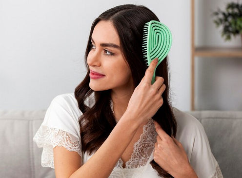 Protein dan kelembapan memainkan peran yang berbeda namun saling melengkapi dalam menjaga kesehatan rambut. (Foto: Ilustrasi. Dok. Freepik.com)
