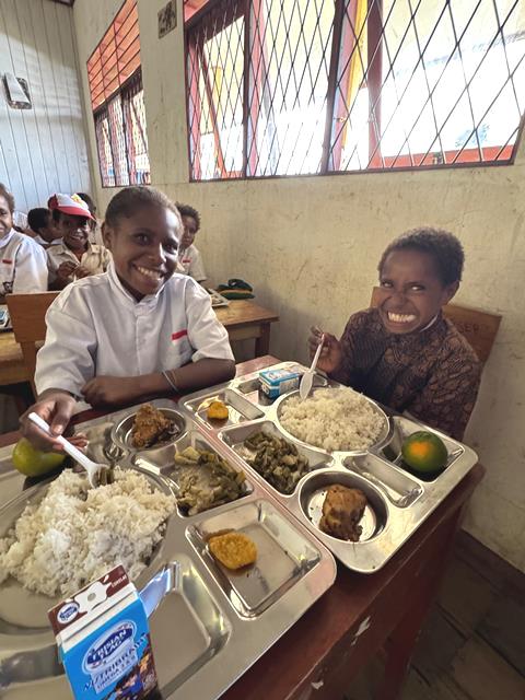 Pelajar dan Ibu Hamil di Intan Jaya Antusias Terima Program MBG