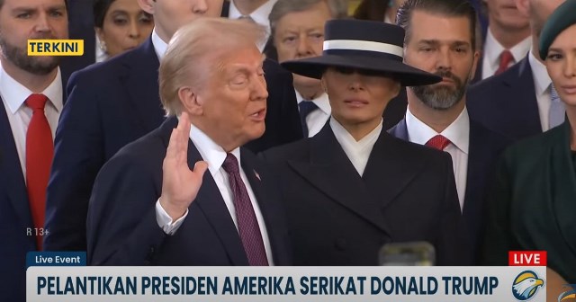 Melania Trump selalu tampil ikonik, kali ini hadir di pelantikan sang suami Donald Trump dengan topi lebar. (Foto: Dok. Tangkapan layar YouTube Metro TV)