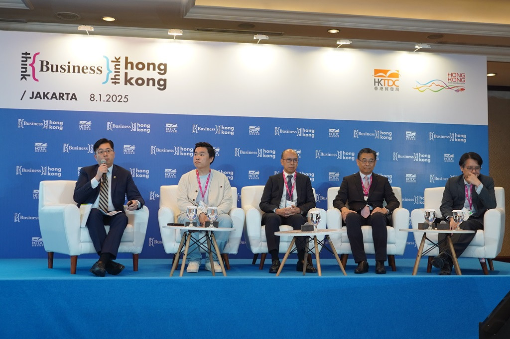 (kiri) Eric Chan Chief Public Mission Officer dari Cyberport Hong Kong.