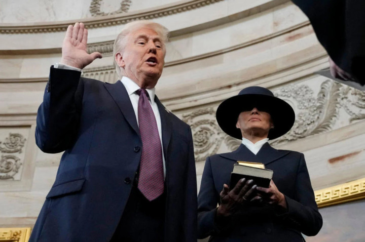 Dilantik Tanpa Sentuh Alkitab, Tindakan Donald Trump Jadi Sorotan