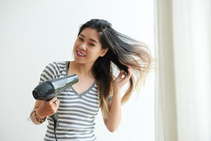 5 Kesalahan Umum saat Pakai Hair Dryer dan Cara Menggunakannya dengan Benar