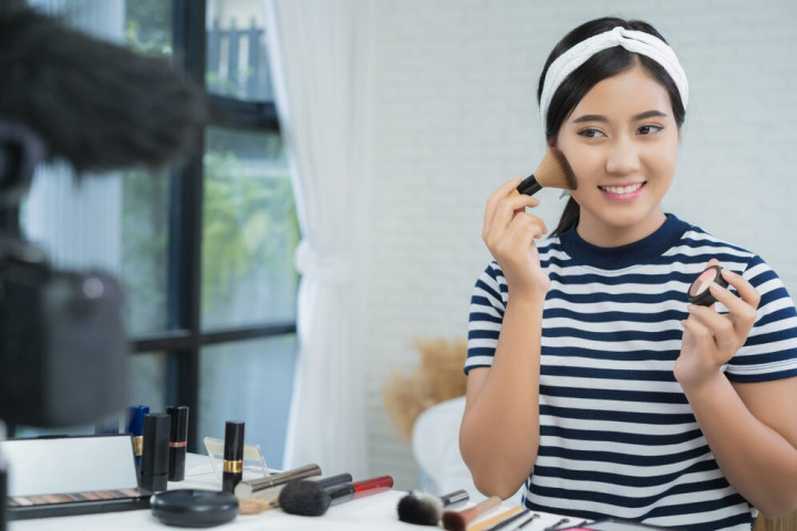 Ladies, Simak Yuk! Ini Urutan Make Up yang Benar agar Tahan Lama dan Tidak Mudah Pudar