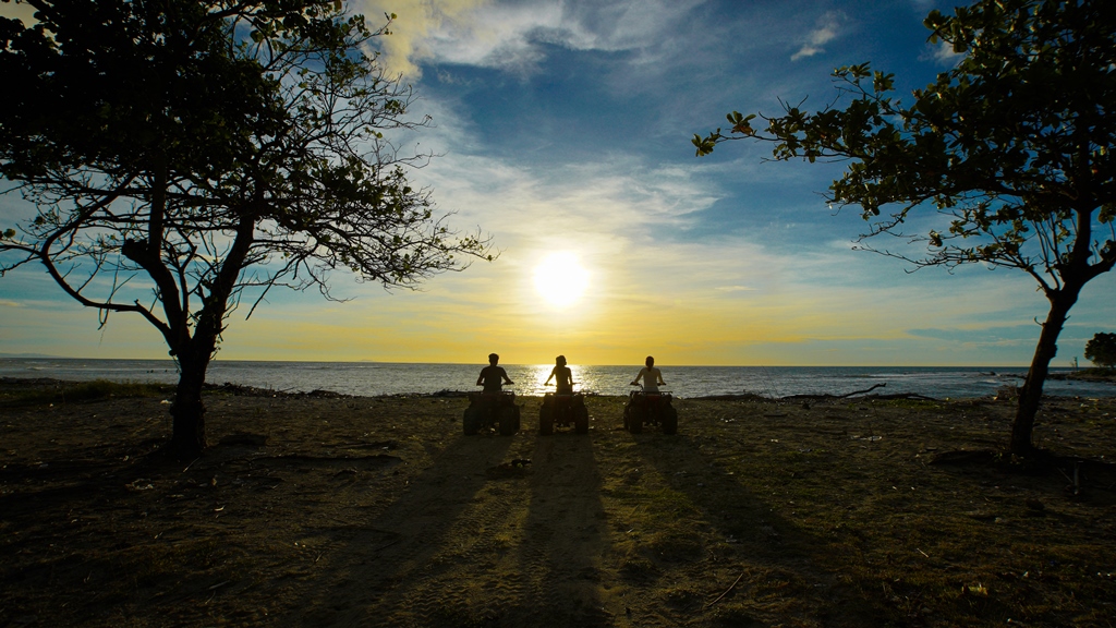 Menikmati matahari terbenam di ujung barat pulau Jawa. Dok. Ist