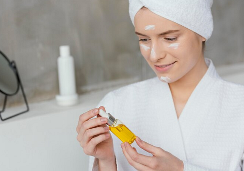 Serum peptida mendukung produksi kolagen dan meningkatkan kekencangan kulit. (Foto: Ilustrasi. Dok. Freepik.com)