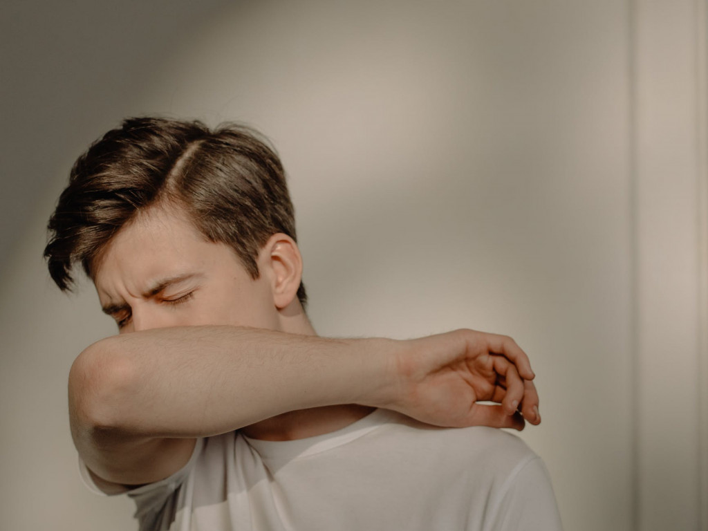 Pertolongan pertama orang tersedak tersedak dengan Heimlich maneuver