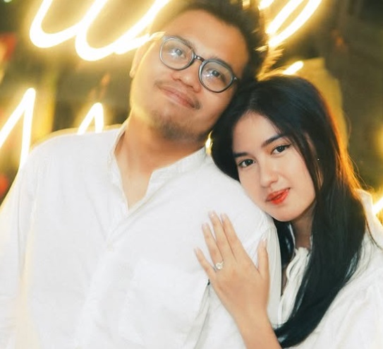 Selamat! Ochi Rosdiana Dilamar Luthfi Arif Adianto