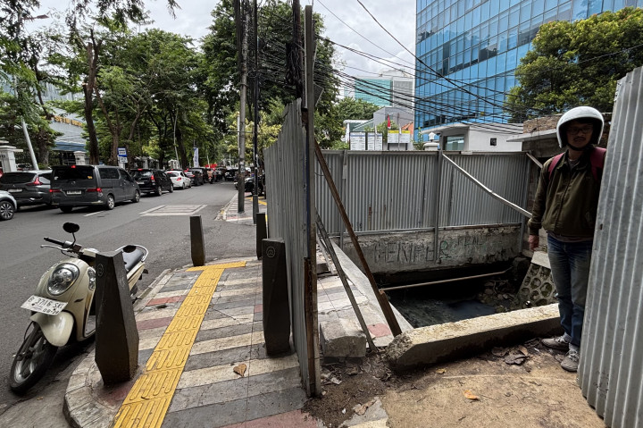 Pembangunan Restoran di Gambir Serobot Lahan Trotoar
