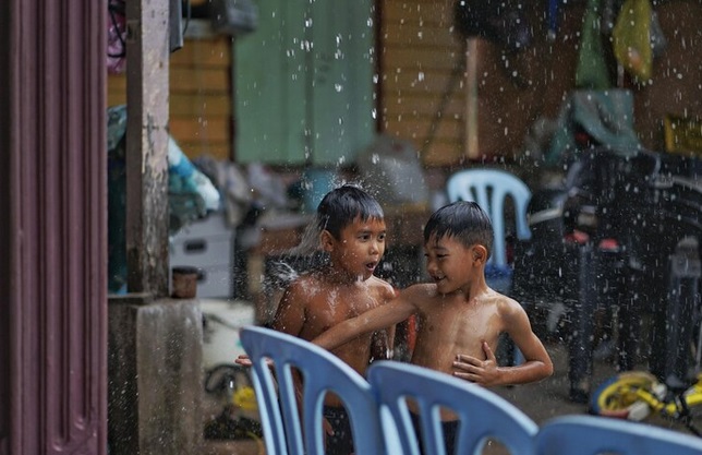 Anak-anak bisa mulai dikenalkan dengan beberapa tetes air hujan, lalu durasinya ditingkatkan secara perlahan. Ilustrasi Freepik