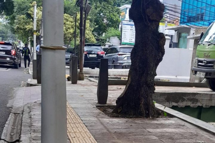 Pagar Seng yang Halangi Pejalan Kaki di Gambir Dibongkar
