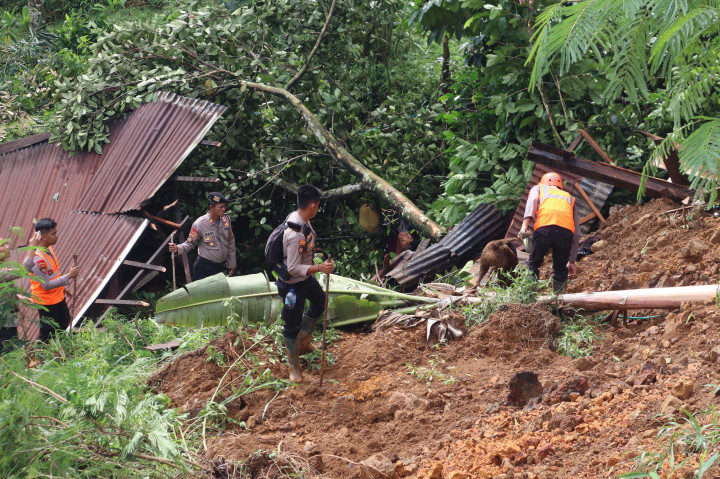 Tim K-9 Polda Jateng Temukan Jenazah Bayi 5 Bulan Tertimbun Longsor