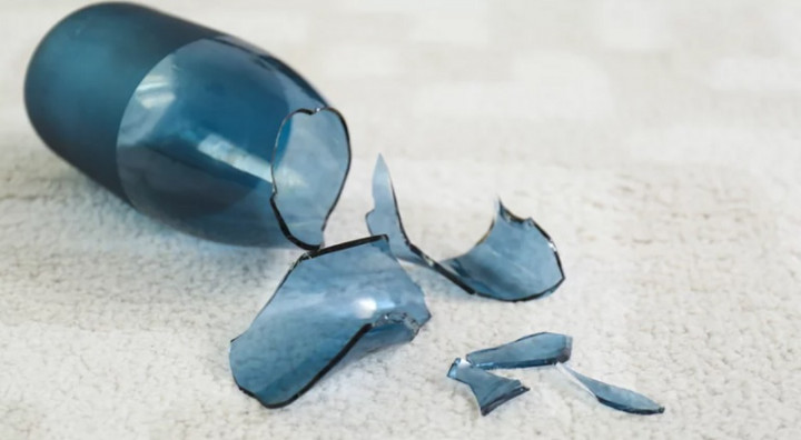 Begini Cara Bersihkan Pecahan Kaca dengan Aman