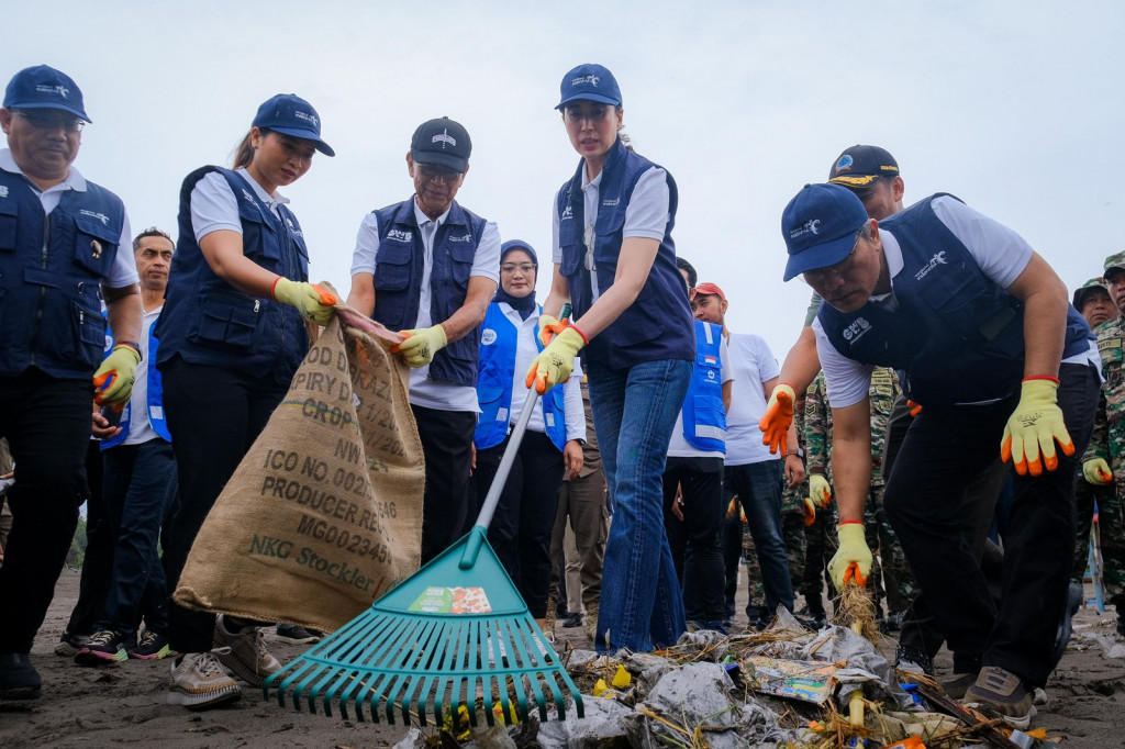 Menpar Widiyanti turun langsung bersih-bersih di Pantai Parangtritis. Dok, Kemenpar