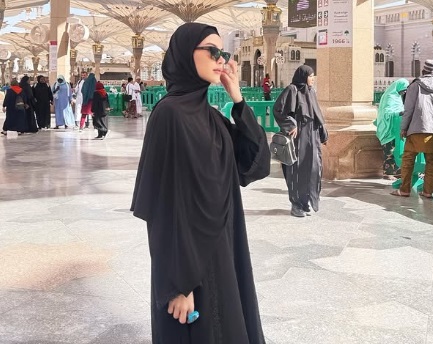 Alyssa Daguise Lakukan Ibadah Umroh Jelang Pernikahan dengan Al Ghazali