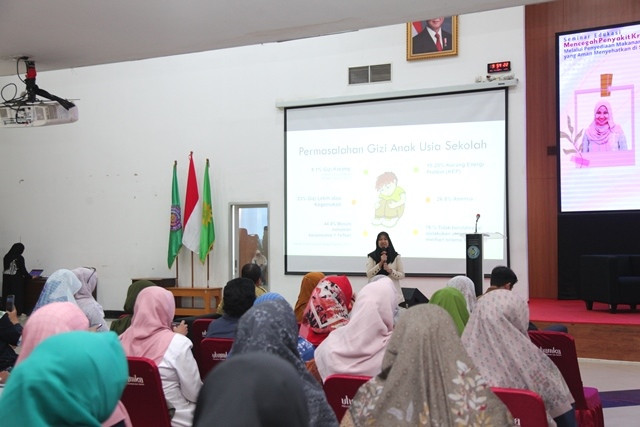 Purnawati Hustina Rachman, S.Gz., M.Gizi, Dosen FEMA IPB menjelaskan pentingnya penyediaan kantin sehat di sekolah. (Foto: Dok. Istimewa)