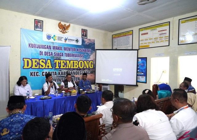 Wamenkes lakukan kunjungan kerja ke Desa Tembong dalam upaya eliminasi TBC. (Foto: Dok. Birkom Kemenkes)