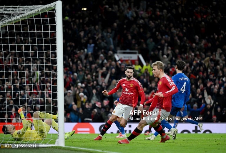Bruno Fernandes tengah), golnya membawa MU meraih tiga poin atas Rangers-Foto AFP